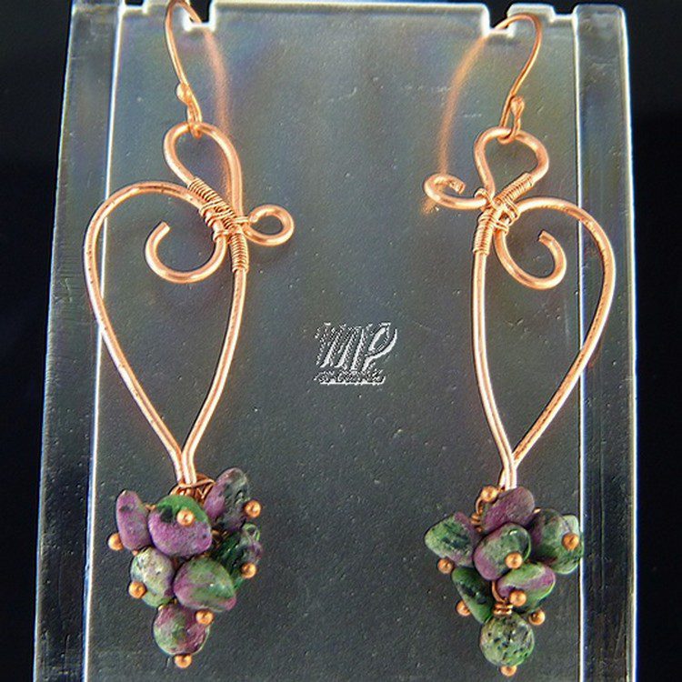 Boucles d'oreille Etney - cuivre naturel avec rubis zoïste – Image 5