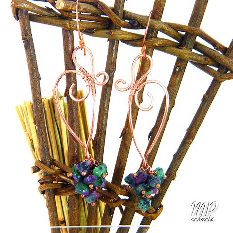 Boucles d'oreille Etney - cuivre naturel avec rubis zoïste – Image 4