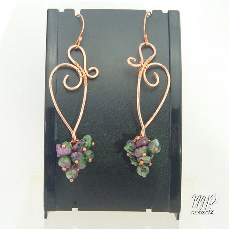 Boucles d'oreille Etney - cuivre naturel avec rubis zoïste – Image 2
