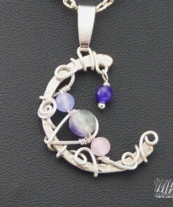 Pendentif Soma - demie lune wire wrapped avec perles de gemmes – Image 3