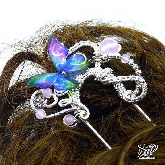 Fourche à cheveux Lindsay- quartz rose plaqué argent avec papillon – Image 5