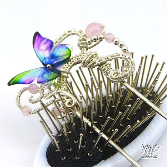 Fourche à cheveux Lindsay- quartz rose plaqué argent avec papillon – Image 4