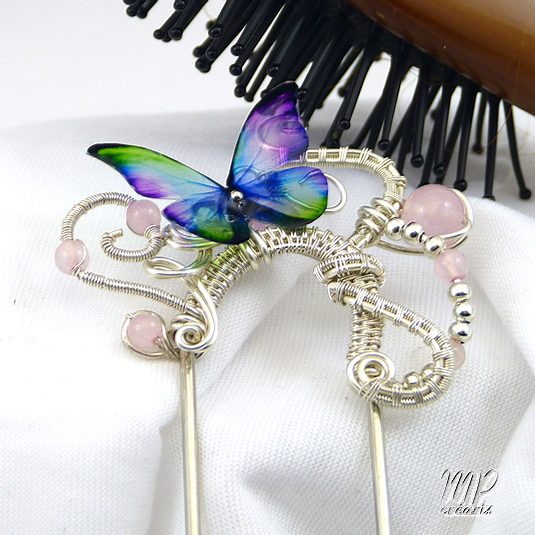 Fourche à cheveux Lindsay- quartz rose plaqué argent avec papillon – Image 3