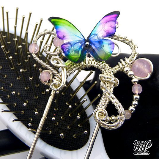 Fourche à cheveux Lindsay- quartz rose plaqué argent avec papillon – Image 2