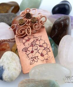 Pendentif Daisy - cuivre naturel gravé et wire wrapped – Image 5
