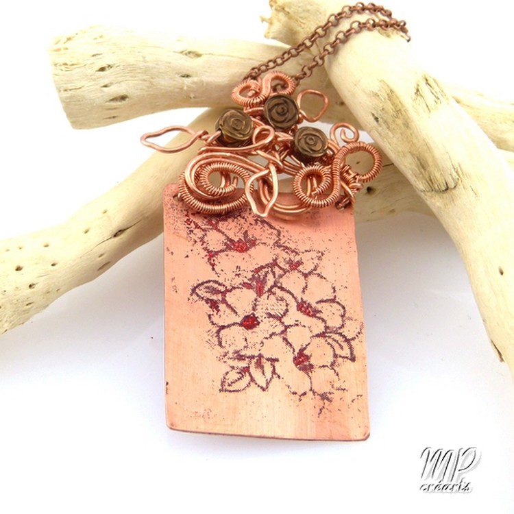 Pendentif Daisy - cuivre naturel gravé et wire wrapped – Image 3