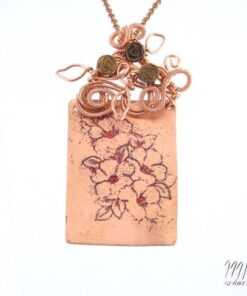 Pendentif Daisy - cuivre naturel gravé et wire wrapped