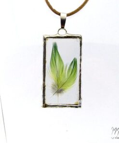 Pendentif Aratinga - plumes sous verre