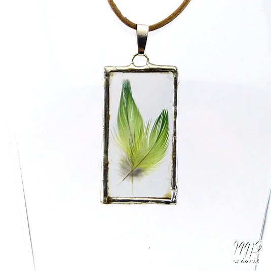 Pendentif Aratinga - plumes sous verre
