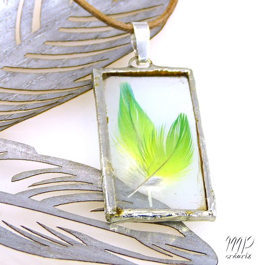 Pendentif Aratinga - plumes sous verre – Image 6