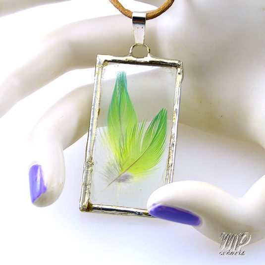 Pendentif Aratinga - plumes sous verre – Image 5