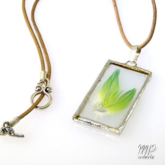Pendentif Aratinga - plumes sous verre – Image 4