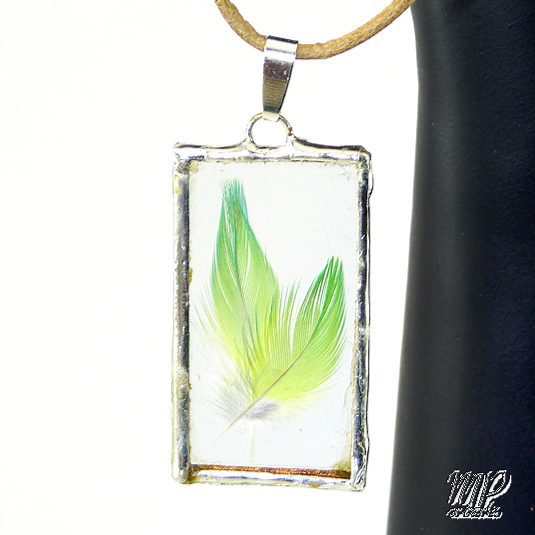 Pendentif Aratinga - plumes sous verre – Image 3