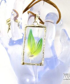 Pendentif Aratinga - plumes sous verre – Image 2