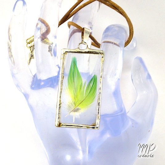 Pendentif Aratinga - plumes sous verre – Image 2