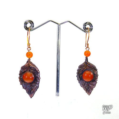 Boucles d'oreille Elfie - feuille cuivrée et cornaline – Image 7