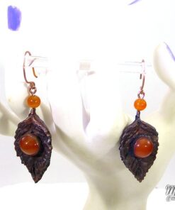 Boucles d'oreille Elfie - feuille cuivrée et cornaline – Image 6