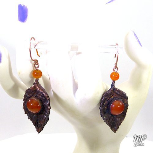 Boucles d'oreille Elfie - feuille cuivrée et cornaline – Image 6