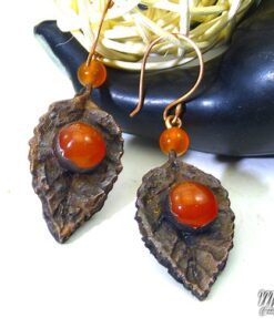 Boucles d'oreille Elfie - feuille cuivrée et cornaline – Image 5