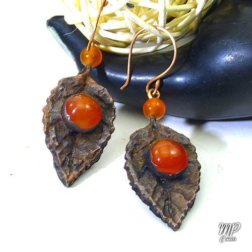 Boucles d'oreille Elfie - feuille cuivrée et cornaline – Image 5