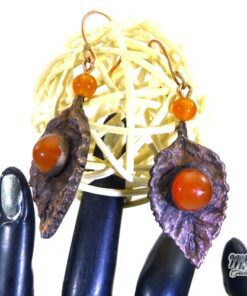 Boucles d'oreille Elfie - feuille cuivrée et cornaline – Image 4