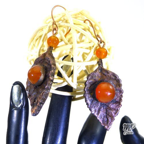 Boucles d'oreille Elfie - feuille cuivrée et cornaline – Image 4