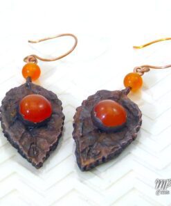 Boucles d'oreille Elfie - feuille cuivrée et cornaline – Image 3