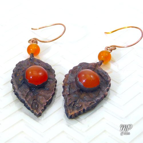 Boucles d'oreille Elfie - feuille cuivrée et cornaline – Image 3
