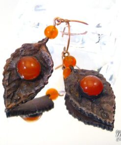 Boucles d'oreille Elfie - feuille cuivrée et cornaline – Image 2