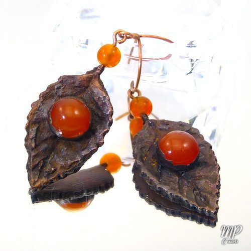 Boucles d'oreille Elfie - feuille cuivrée et cornaline – Image 2
