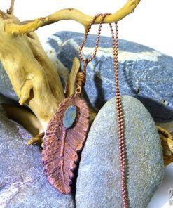 Pendentif Cheyanne - plume cuivrée avec cyanite verte – Image 3