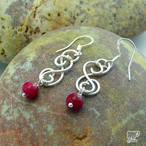 Boucles d'oreille Cardinal - wire wrapped grenat – Image 3