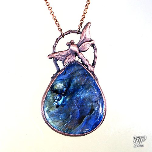 pendentif feofan labradorite avec libellule