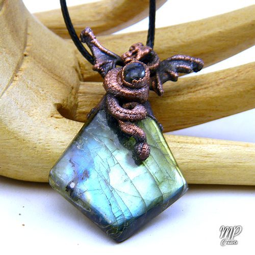 Réservé : Pendentif Gronk - labradorite et dragon – Image 6