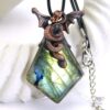 pendentif gronk-labradorite avec son dragon