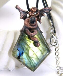 pendentif gronk-labradorite avec son dragon