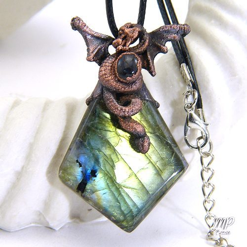 pendentif gronk-labradorite avec son dragon