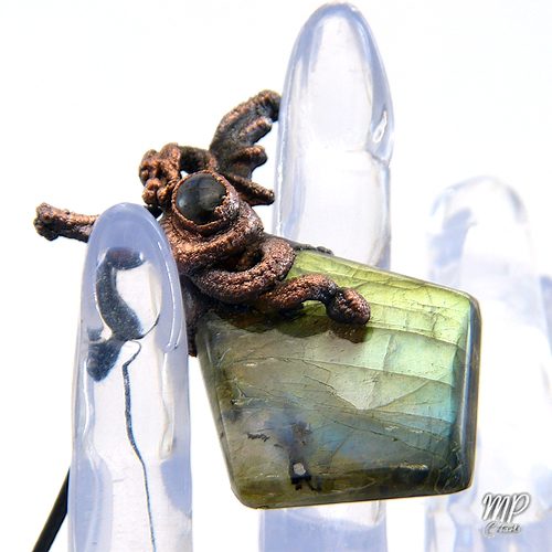 Réservé : Pendentif Gronk - labradorite et dragon – Image 3