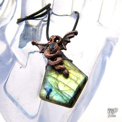 Réservé : Pendentif Gronk - labradorite et dragon – Image 2