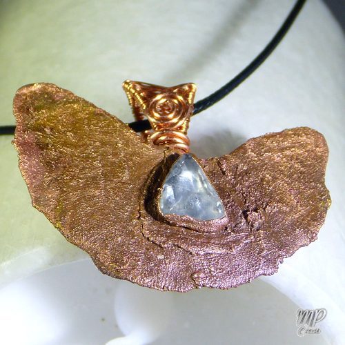 Pendentif Daithe - feuille de ginkgo biloba cuivré et Diamant Herkimer – Image 2
