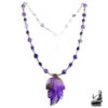 Collier artisanal Dena avec pendentif feuille sculptée en améthyste violette et perles argentées sur fond blanc.