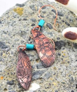 Boucles d'oreille Kalia - cuivre gravé et howlite – Image 5
