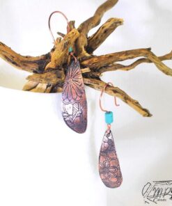 Boucles d'oreille Kalia - cuivre gravé et howlite – Image 4