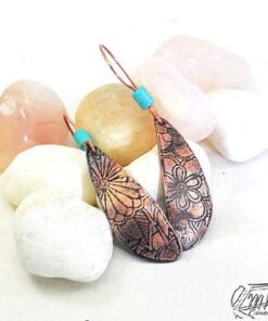 Boucles d'oreille Kalia - cuivre gravé et howlite – Image 3