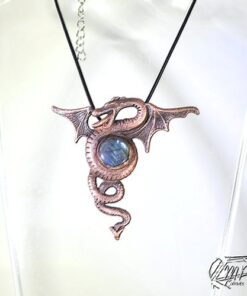 pendentif dragon wagyl avec sa labradorite