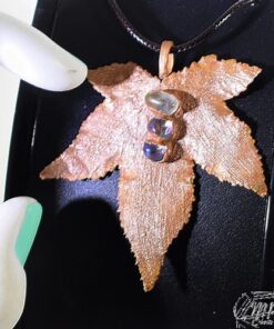 Pendentif Pasgen - feuille d'érable japonais et pierres de lune – Image 5