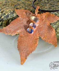 Pendentif Pasgen - feuille d'érable japonais et pierres de lune – Image 3