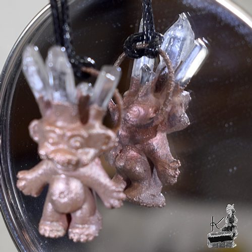 Pendentif "troll" Gillou - diamants d'herkimer – Image 5