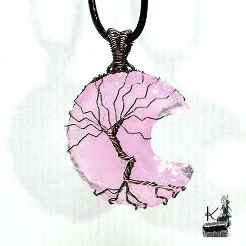 Pendentif Nannah - lune en quartz rose et arbre de vie