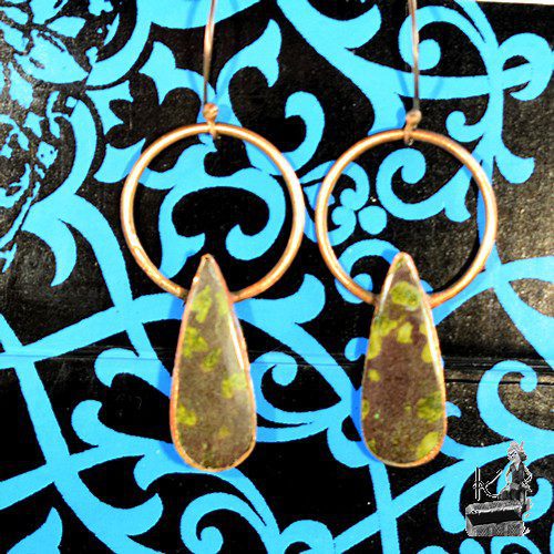 Boucles d'oreille Cedriel - cuivre et epidote verte – Image 2